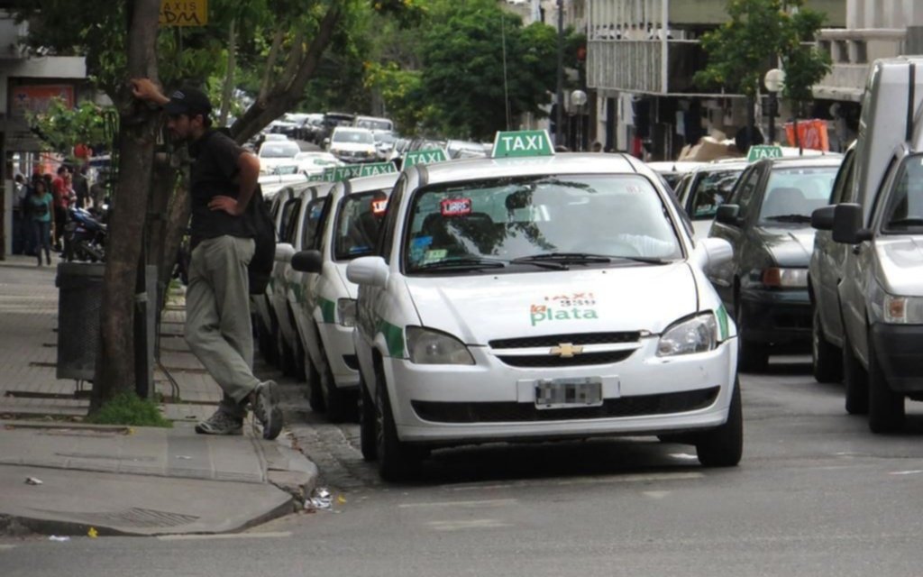 Los taxistas platenses apuran la aplicación de la suba en las tarifas de la ficha y la bajada