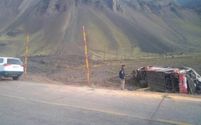 Desbarrancó un micro en Mendoza y murieron al menos tres personas