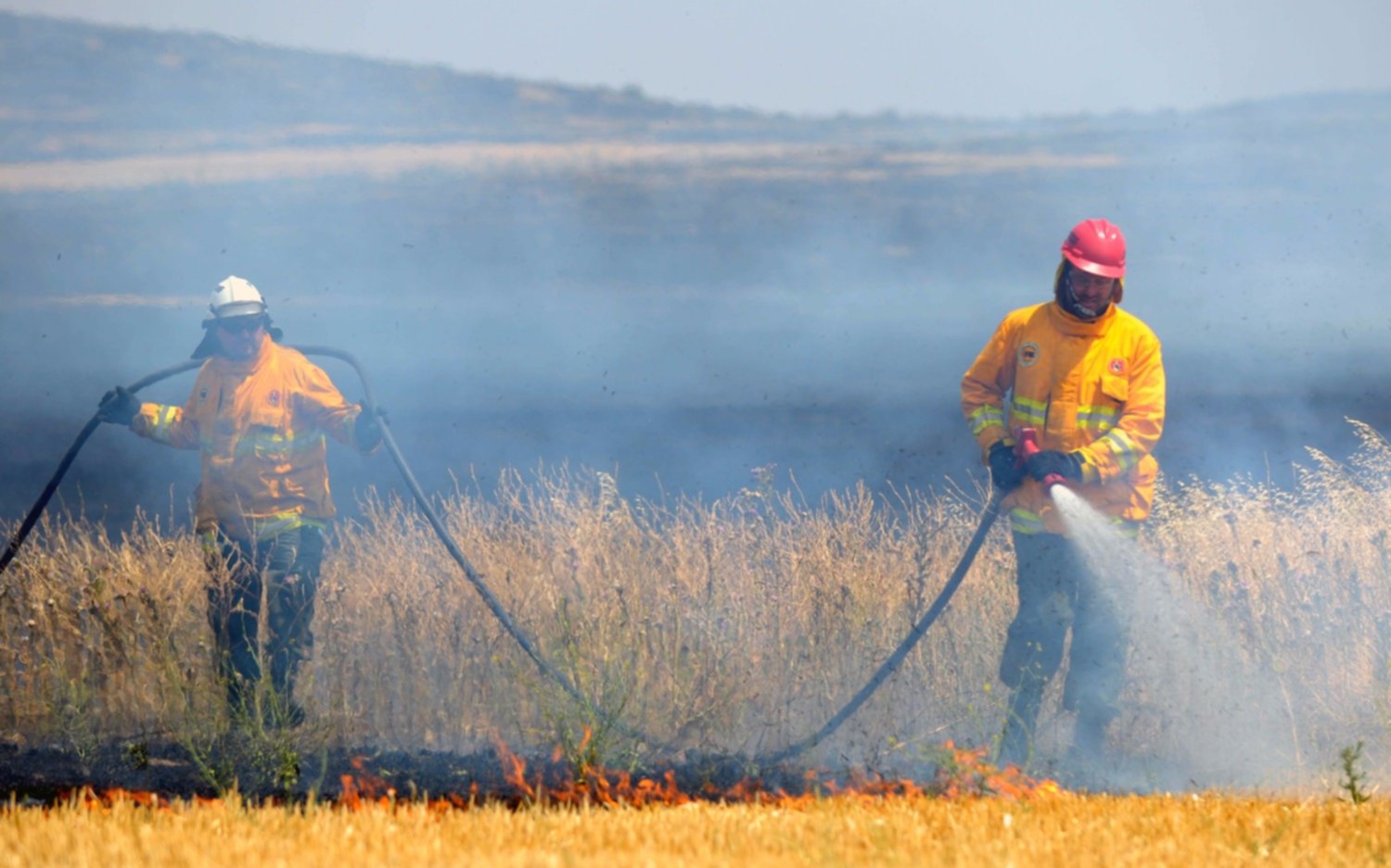 Bomberos, aviones hidrantes y helicópteros combaten las llamas en Sierra de la Ventana