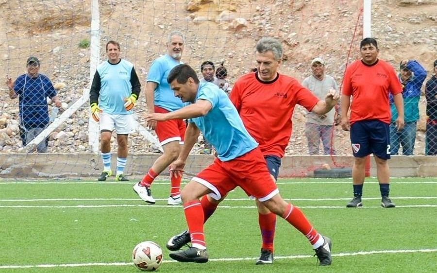 Macri en Jujuy: visitó el poblado de Volcán y jugó al fútbol con el gobernador Morales