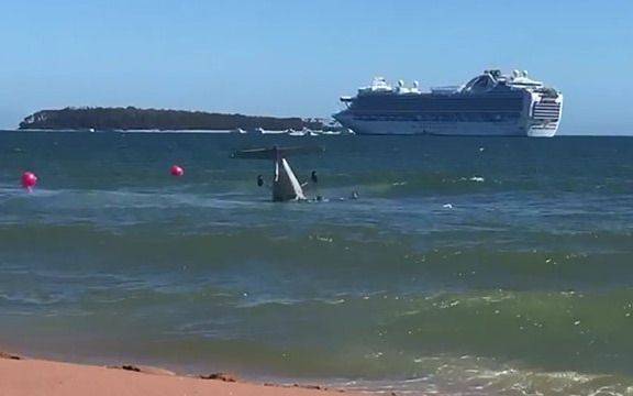 Cayó una avioneta y se hundió cerca de la orilla en la playa Mansa de Punta del Este