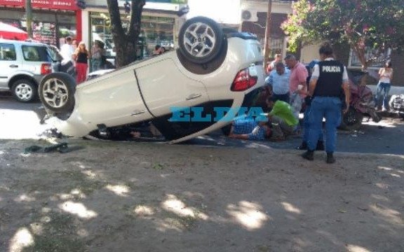Choque y vuelco en 60 entre 26 y 27