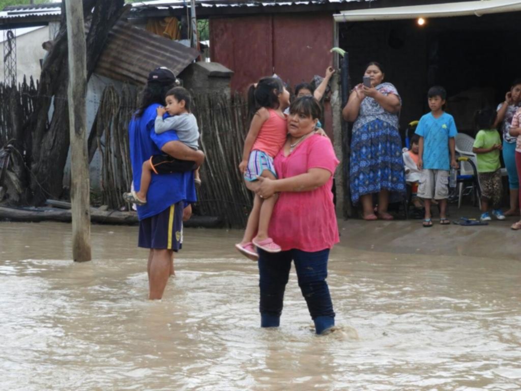 Más de 3.500 pobladores aislados y 800 evacuados por la crecida del Pilcomayo en Salta