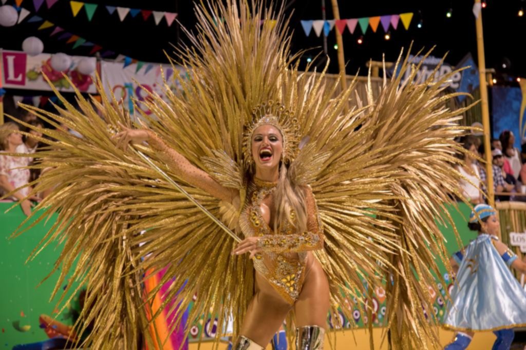 Brillo, música y despliegue de comparsas en la primera noche del carnaval correntino
