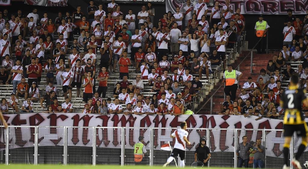 El césped del estadio Monumental lució mejor de lo esperado tras la polémica
