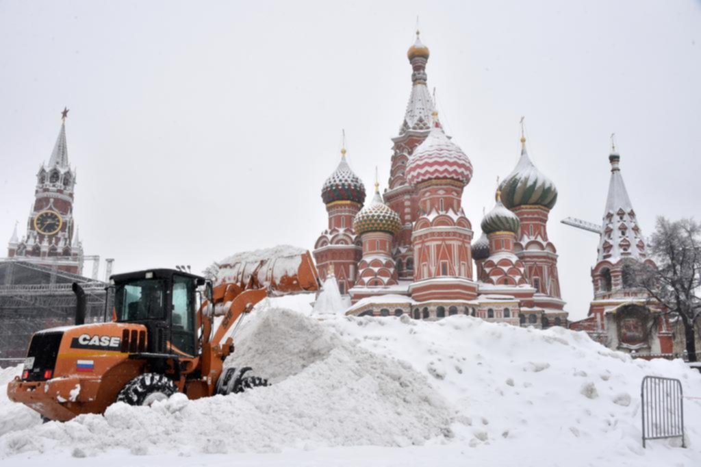La “nevada del siglo” sepulta a Moscú bajo medio metro de nieve y deja un muerto