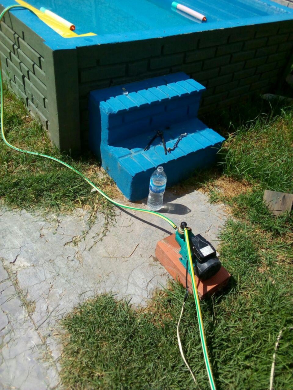 Lleva un mes reclamando por el agua en 494 y 3