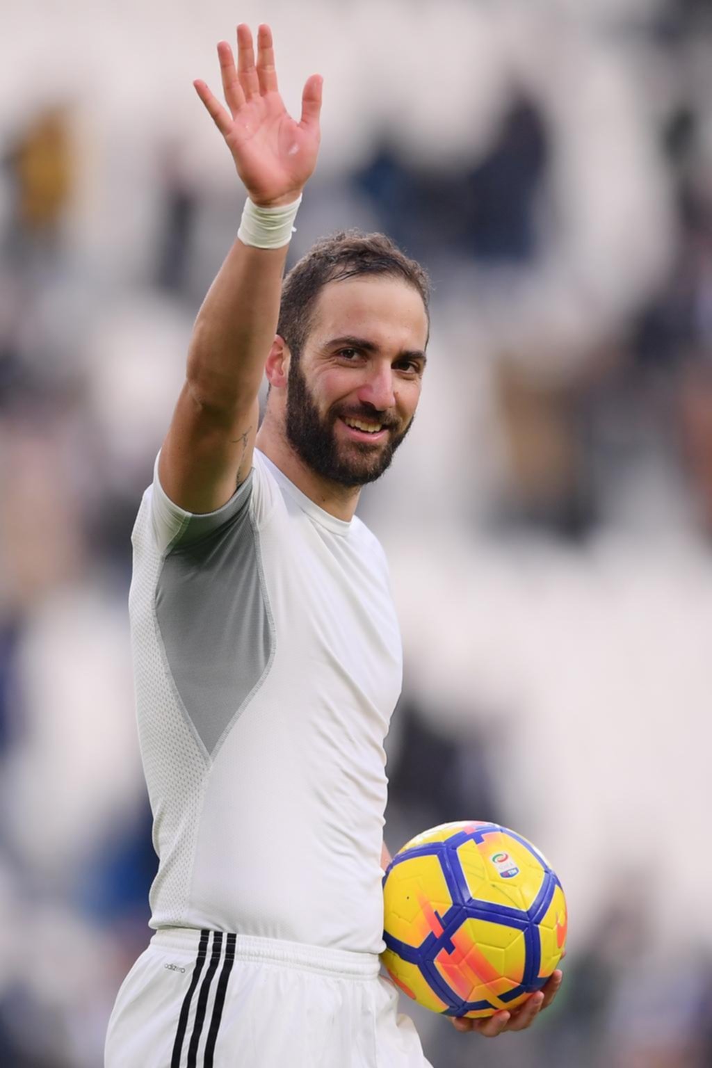 Higuaín sigue con su racha goleadora y Messi arrancó como suplente en el Barça