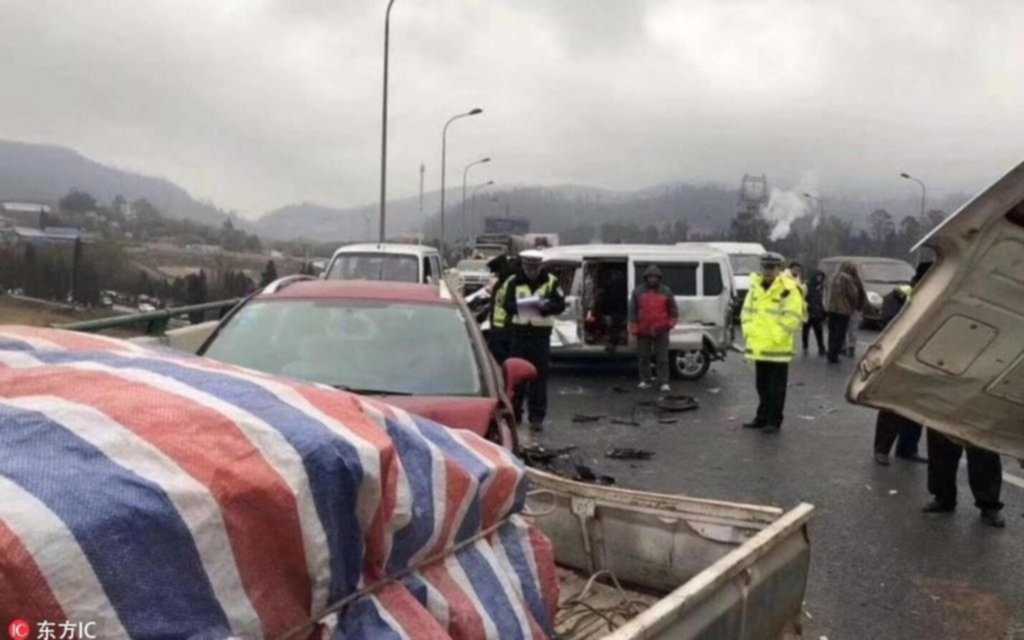 VIDEO. Choque múltiple en una ruta de China: 53 vehículos involucrados y 4 muertos