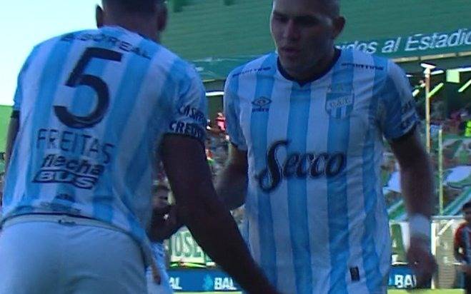 Se pasó de afecto: el curioso y sexual saludo de un jugador de Atlético con un compañero