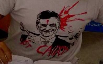 Polémica por una remera que muestra a Macri "con un tiro en la frente y sangre a su alrededor"