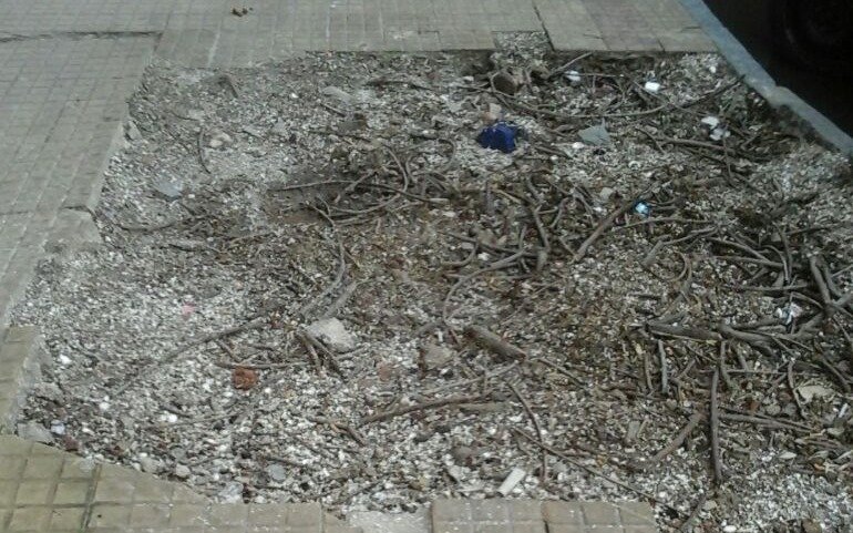 Quejas por una vereda rota hace varios meses en calle 10 y 42
