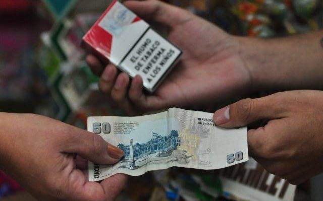 El Gobierno prorrogó hasta fin de mes los impuestos a los cigarrillos