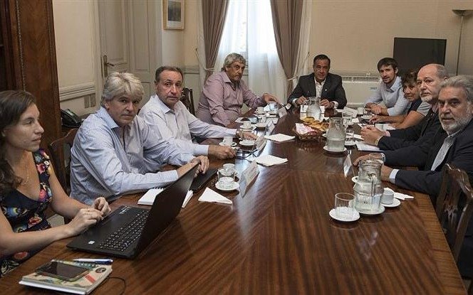 Tras la reunión del Gobierno y gremios docentes, Finocchiaro criticó a Ctera por adherir al paro de Camioneros