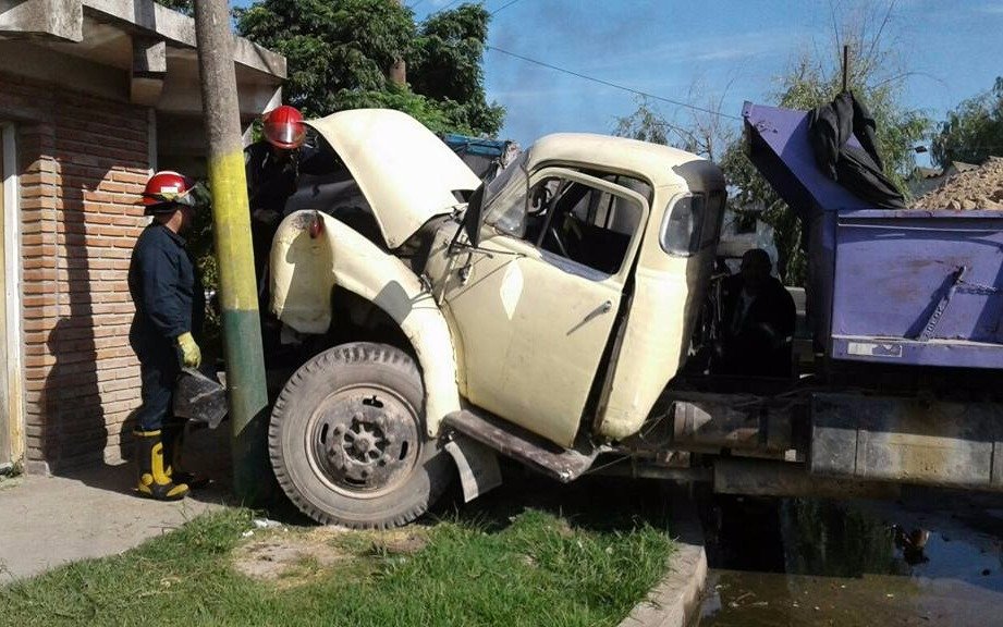 Violento siniestro vial en Berisso: chocaron dos camiones y uno de ellos volcó