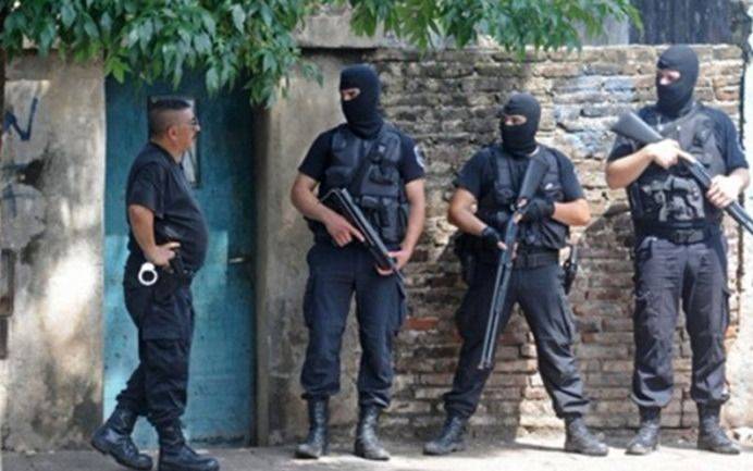 Detuvieron a tres policías bonaerenses que realizaban entraderas