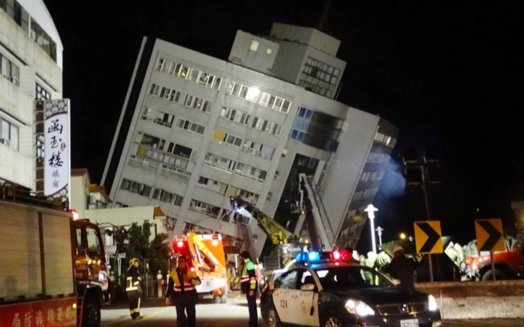 Un fuerte terremoto hizo temblar la costa de Taiwán y dejó al menos dos muertos