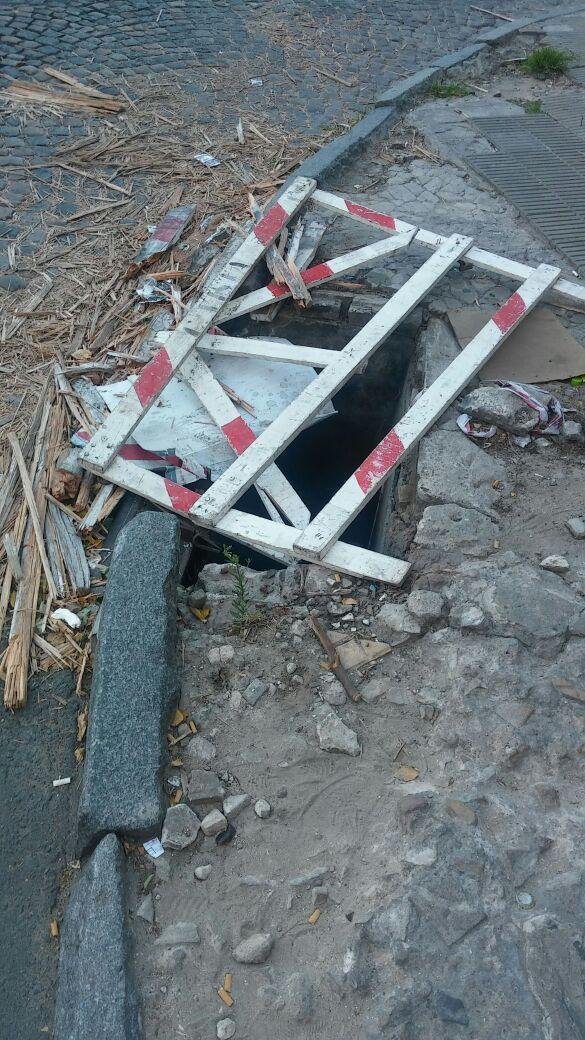 Temor por un peligroso pozo en la vereda y al descubierto