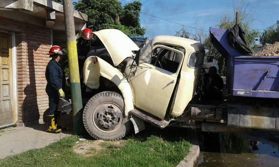 Susto por un choque entre dos camiones en 127 y 65