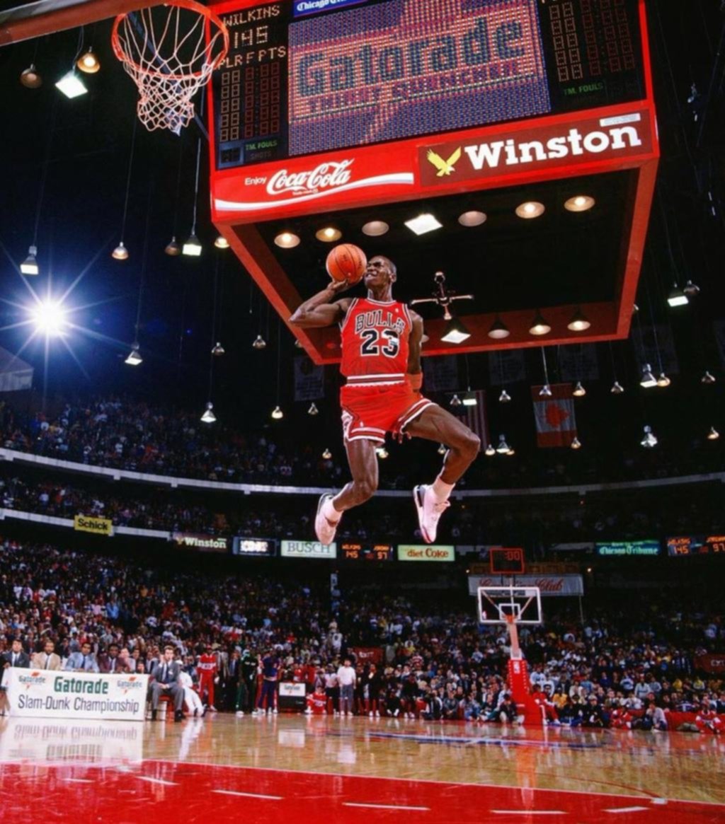 A 30 años de una de las mejores fotos de la historia del deporte: volcada de Jordan