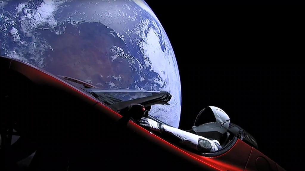 El auto del Falcon Heavy ya navega en el espacio entre la Tierra y Marte