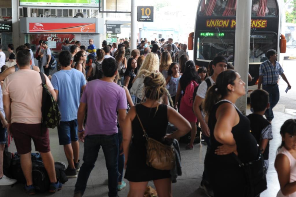 Arrancó el éxodo por el feriado de carnaval y miles de turistas se movilizan por todo el país