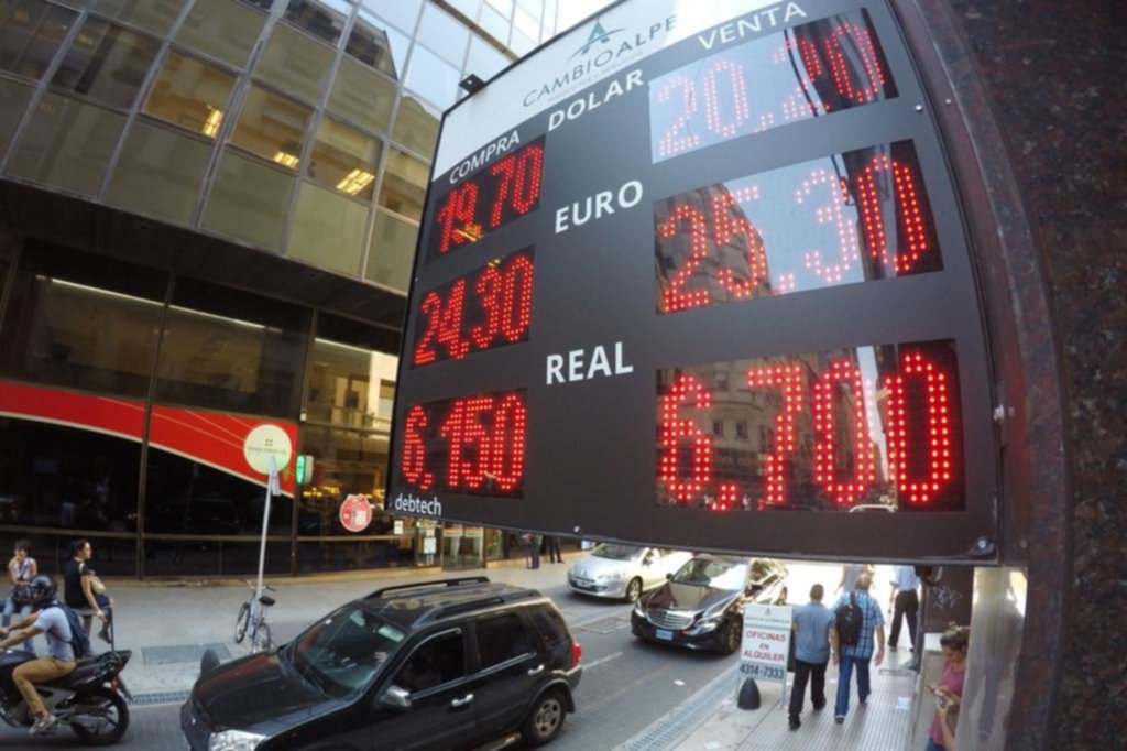La banca oficial frenó la suba, pero el dólar volvió a alcanzar un nuevo récord: $ 20,35