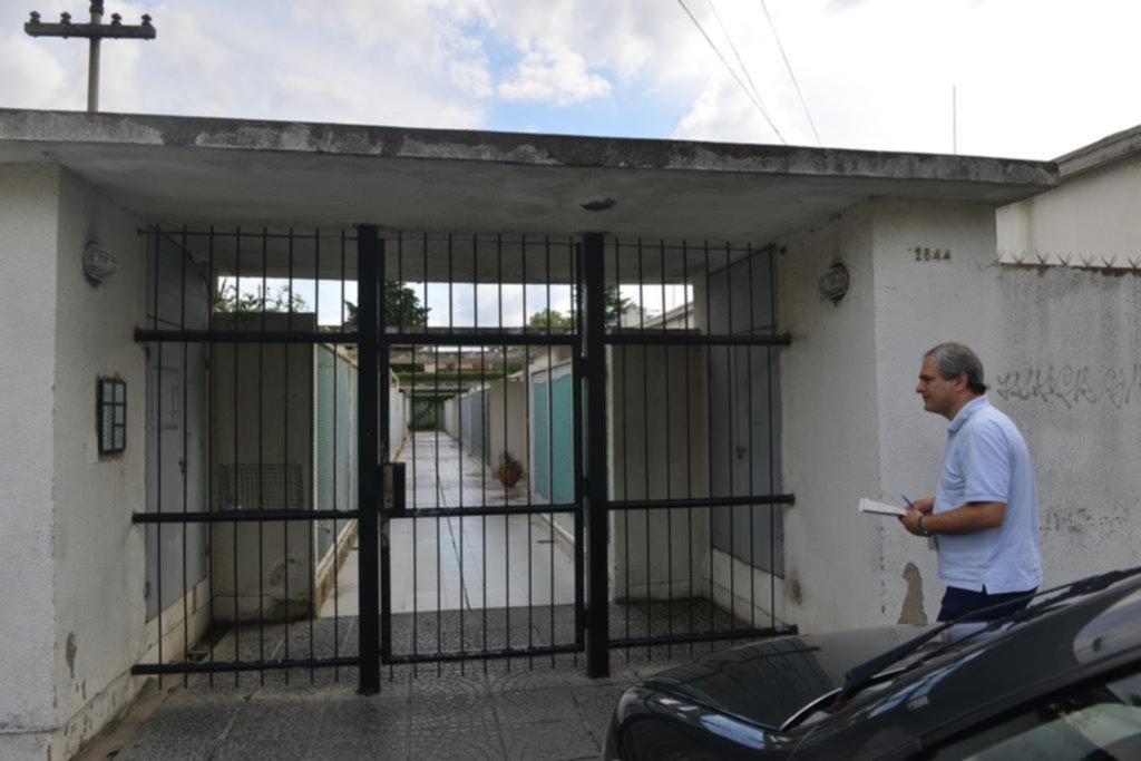 Una banda le abrió la cabeza de un golpe en la puerta de su casa
