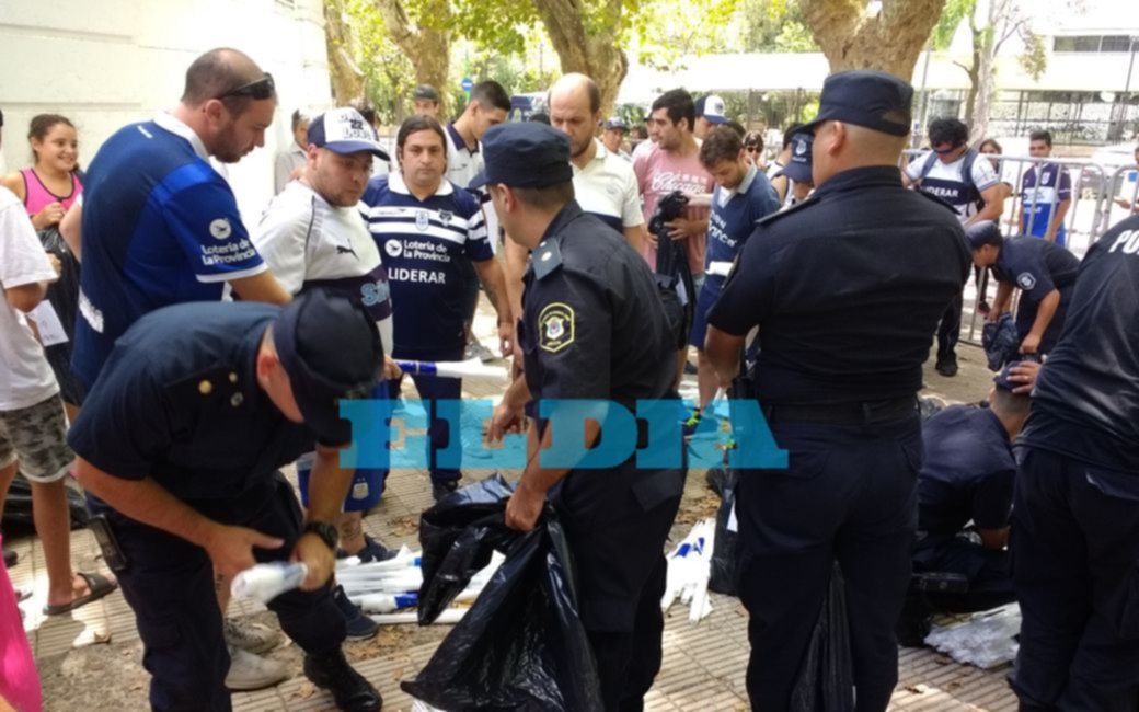 La policía decidió revisar las bolsas que portaban más de 20 mil banderas mens sana