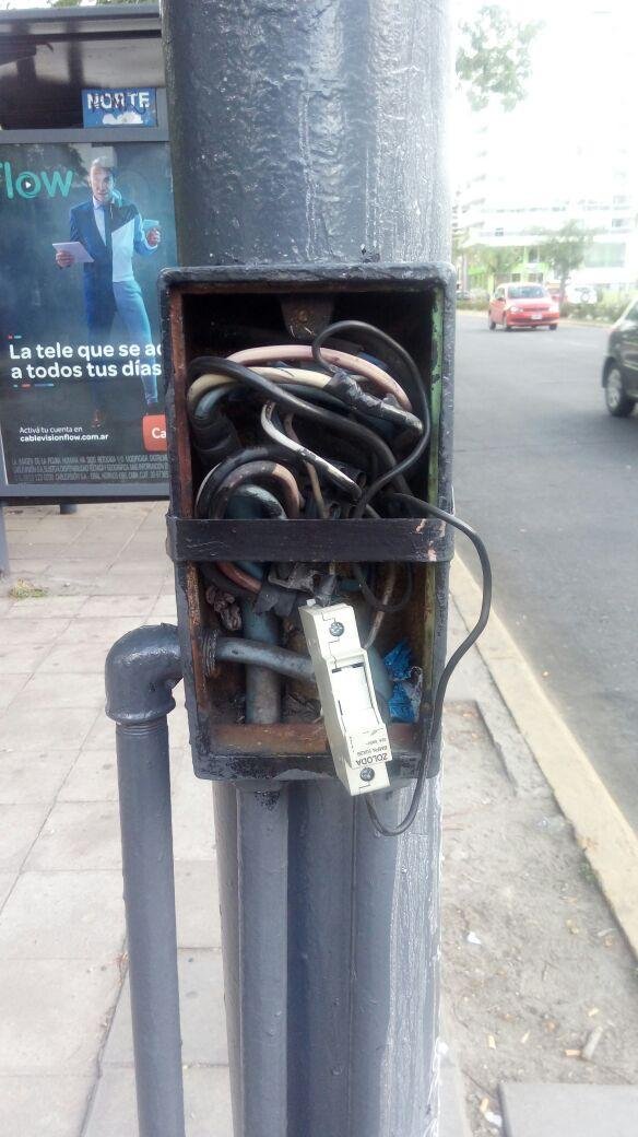Preocupación por cables a la vista en la plaza Belgrano