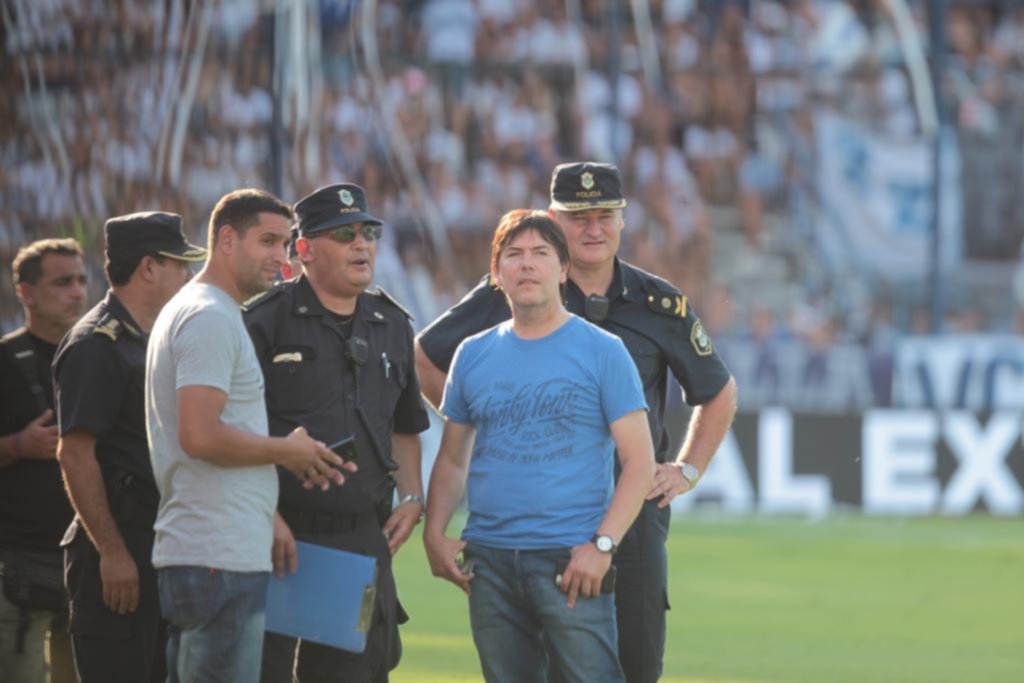 Un vice del Lobo y un jugador del Pincha terminaron en la comisaría