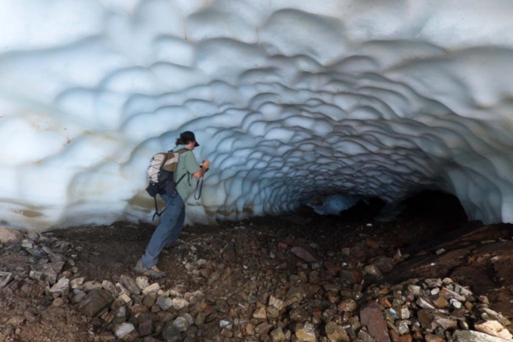 Se formó el túnel de hielo del cerro La Torta, en Esquel, y genera atracción