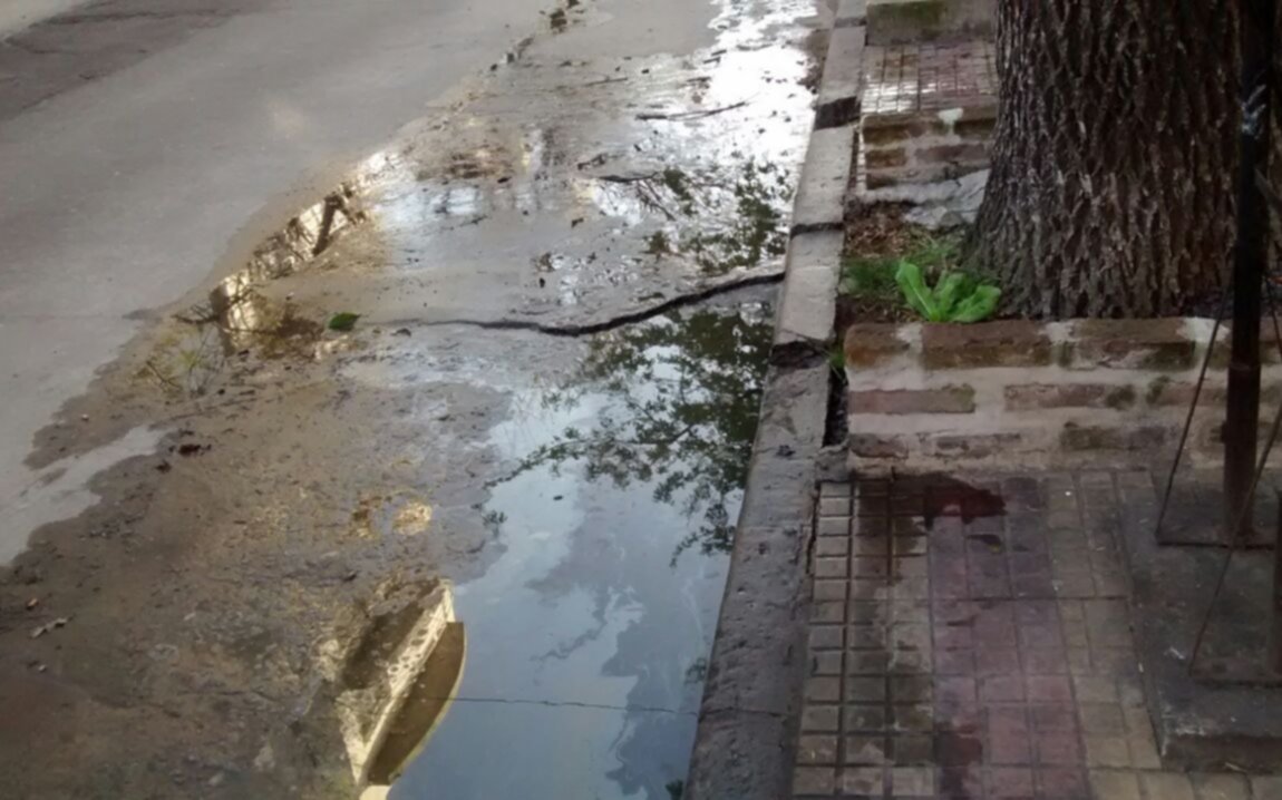 Quejas por una pérdida de agua en 48 y 19