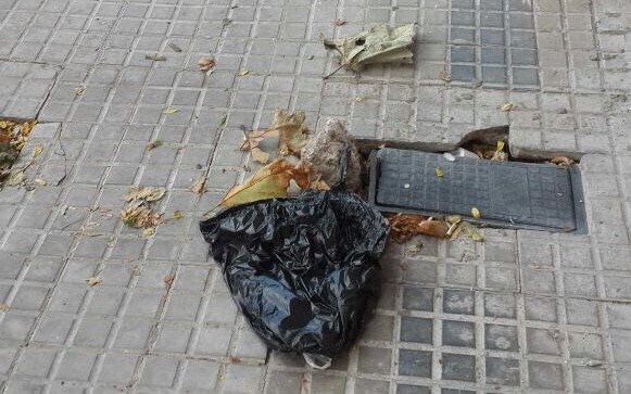 Vecinos cansados de un desborde clocal en calle 65 y 2