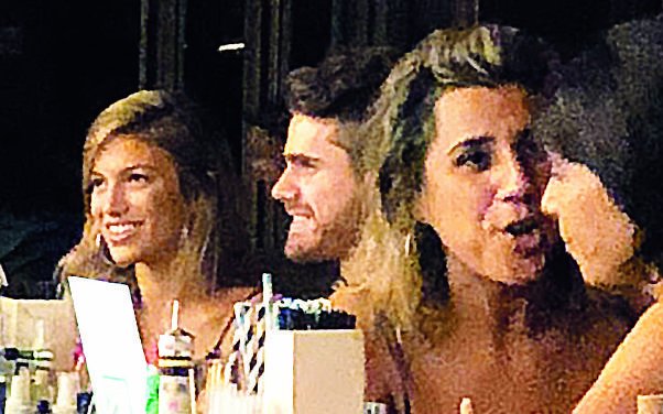 Soffritti, de paseo con una actriz de “Simona”