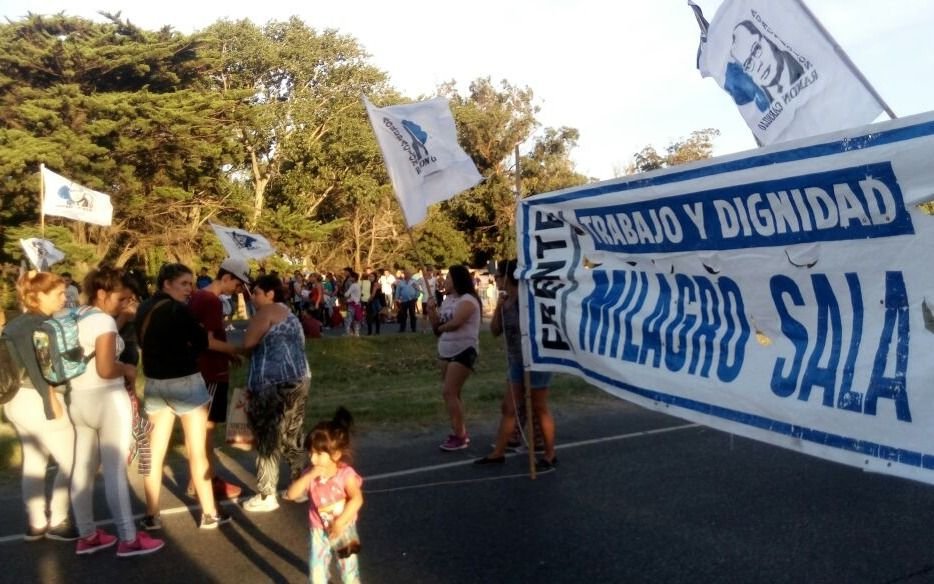 Manifestantes cortan la ruta 2 en Mar del Plata en el cierre del fin de semana largo