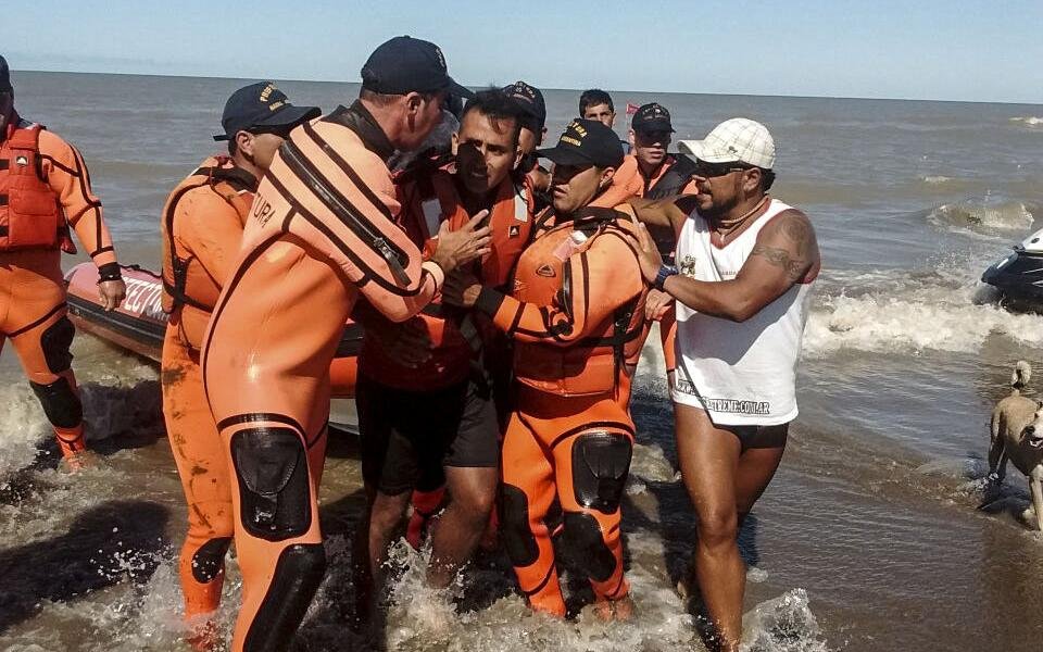 Dramática historia de un joven que fue rescatado tras naufragar 48 horas arriba de un kayak