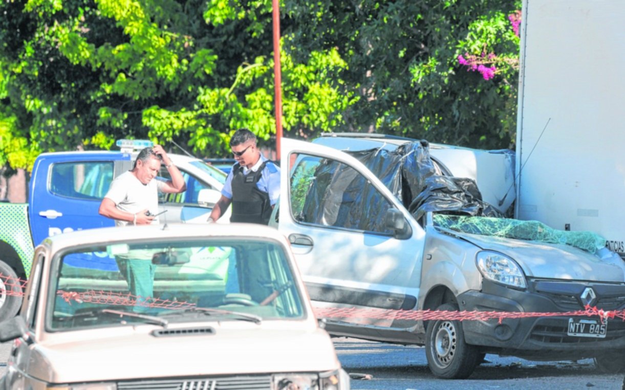 Un muerto y dos heridos por una camioneta que se incrustó debajo de un camión en Tolosa