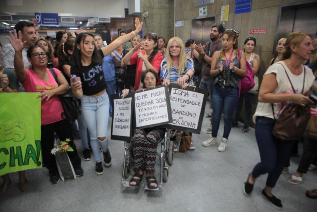 Encendida protesta de cuidadores del IOMA por los pagos atrasados