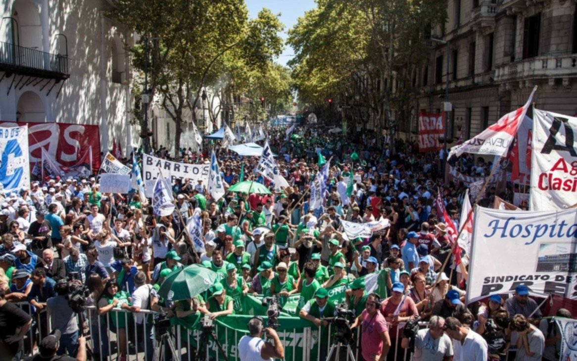 Movimentos sociales, en un acto central en Plaza de Mayo, pidieron un paro nacional activo