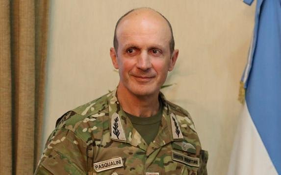 Macri designa a un nuevo jefe del Ejército y retira a varios oficiales