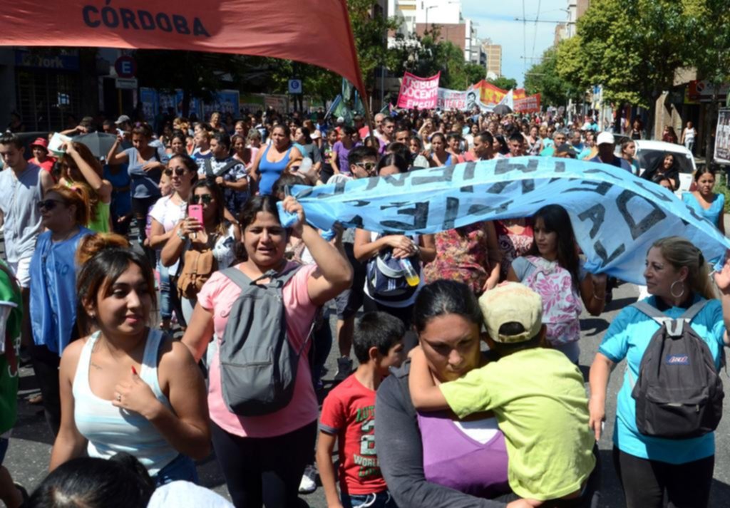 En una multitudinaria marcha, piqueteros y estatales pidieron a la CGT un paro nacional