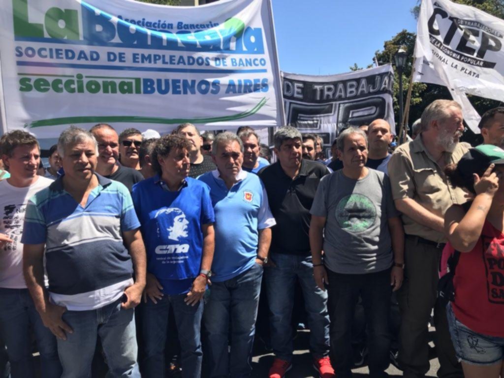 Con Moyano hijo a la cabeza, organizaciones sociales se movilizaron en La Plata
