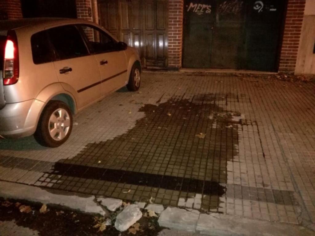 En la vereda sobra el agua que no tiene en su hogar