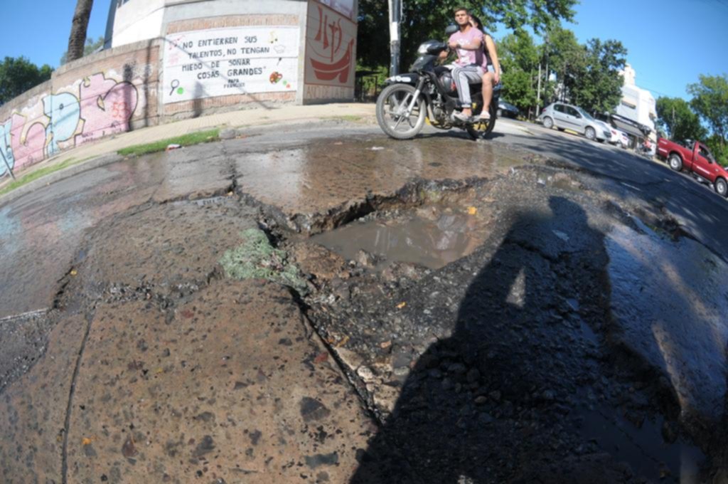 Piden por el arreglo de un pozo en una calle de La Loma