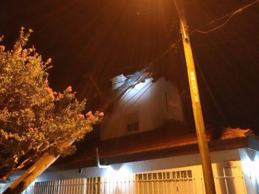 Un poste de Edelap cayó en una casa