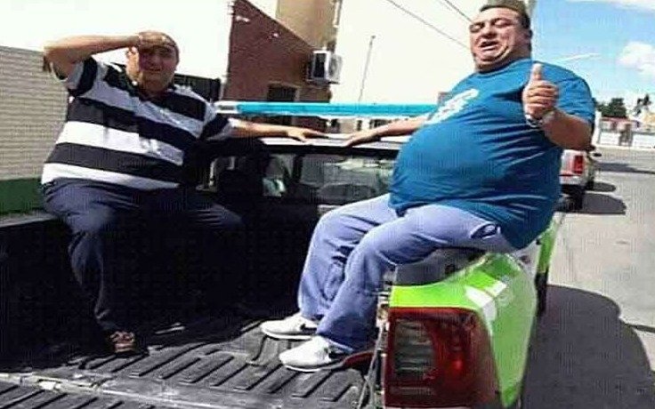 Echaron a un policía porque dos gitanos se sacaron fotos en un patrullero a su cargo
