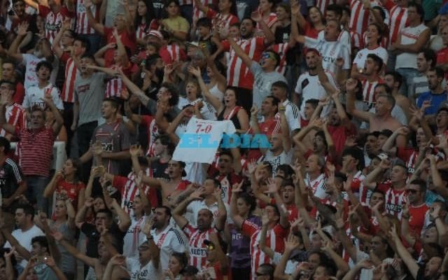 Control y polémica: prohibieron el ingreso de remeras y banderas alusivas al 7 a 0
