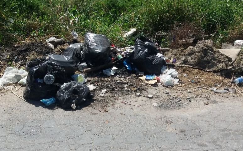 Quejas de los vecinos por acumulación de basura en una calle de San Carlos