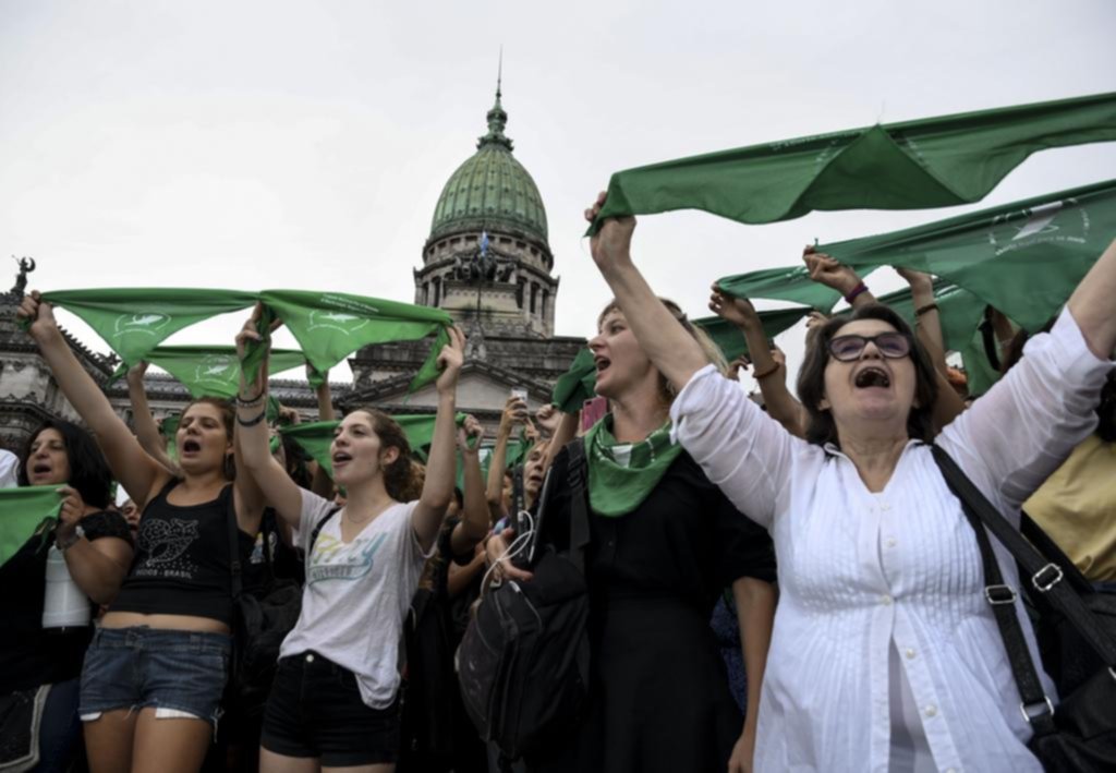 Miles de personas reclamaron ante el Congreso que se trate un proyecto de aborto legal